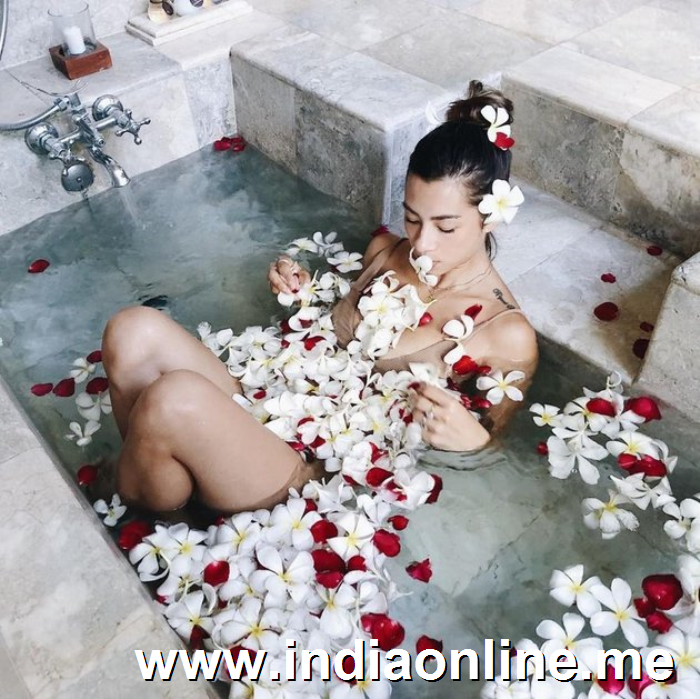Istri pesepakbola Irfan Bachdim, Jennifer Bachdim juga sempat memamerkan foto dirinya saat berendam dalam bathtub penuh bunga. Cantik banget!
